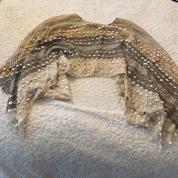 Pretty poncho - Picture 3 of 3